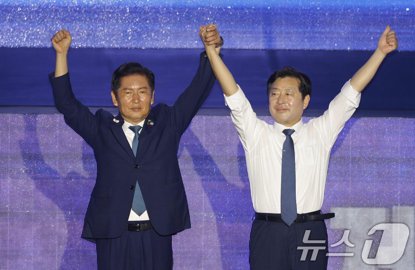 정청래 더불어민주당 신임 당대표&#40;왼쪽&#41;와 황명선 신임 최고위원이 2일 경기 고양시 킨텍스에서 열린 제2차 임시전국당원대회에서 손을 맞잡고 있다. &#40;공동취재&#41; 2025.8.2/뉴스1 ⓒ News1 유승관 기자