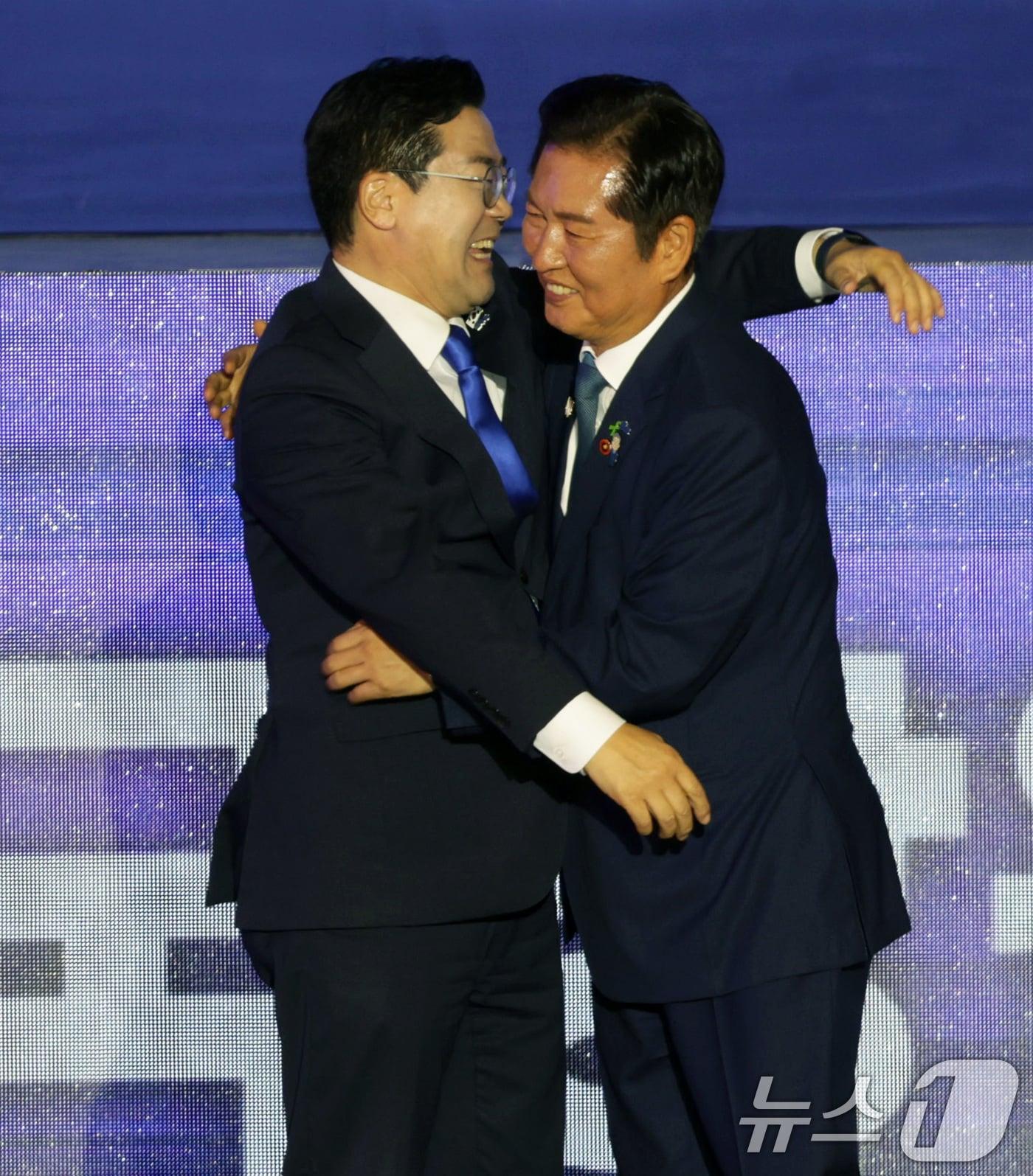 본문 이미지 - 정청래 더불어민주당 신임 당대표&#40;오른쪽&#41; 박찬대 후보가 2일 경기 고양시 킨텍스에서 열린 제2차 임시전국당원대회에서 포옹하고 있다. &#40;공동취재&#41; 2025.8.2/뉴스1 ⓒ News1 유승관 기자