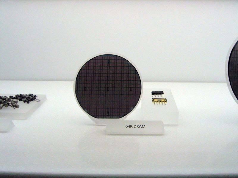 본문 이미지 - 64K D램 &#40;출처: 문화재청, KOGL Type 1 &lt;http://www.kogl.or.kr/open/info/license_info/by.do&gt;, via Wikimedia Commons&#41;
