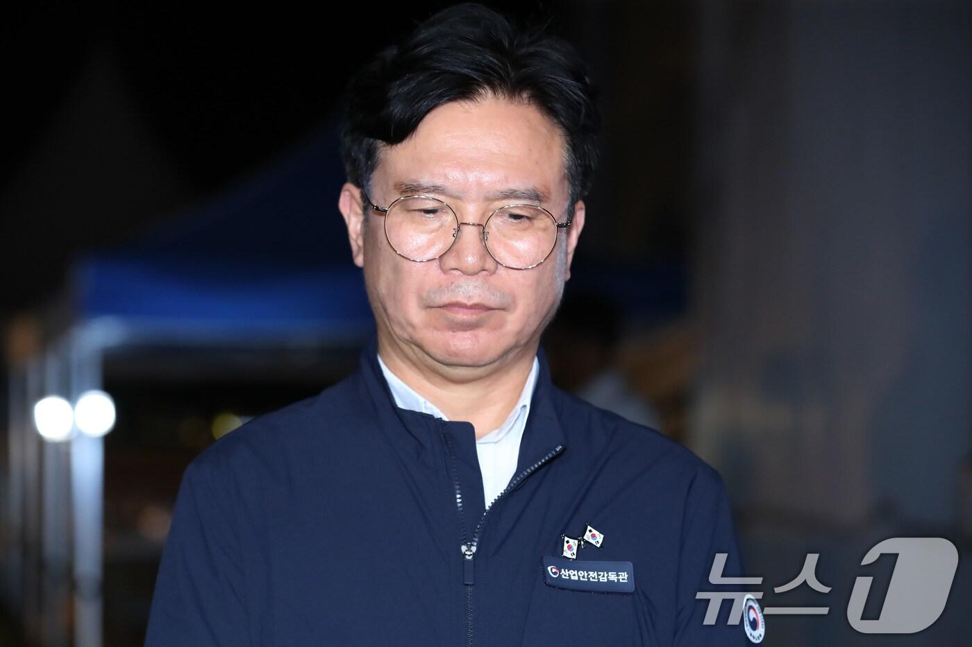 김영훈 고용노동부 장관이 19일 오후 경북 청도군 화양읍 삼신리 무궁화호 열차 사고 현장 인근에 마련된 상황실을 찾아 사고 현황에 대한 브리핑을 마친 뒤 취재진 질문에 답하고 있다. 2025.8.20/뉴스1 ⓒ News1 공정식 기자