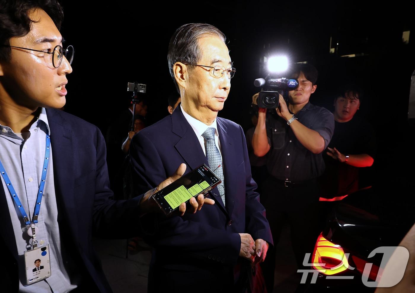 12·3 비상계엄 사태에 가담·방조한 혐의로 내란 특검 피의자 조사를 받은 한덕수 전 국무총리가 20일 새벽 서울 서초동 서울고등검찰청에 마련된 내란특별검사팀 사무실을 나와 귀가하고 있다. 2025.8.20/뉴스1 ⓒ News1 박정호 기자