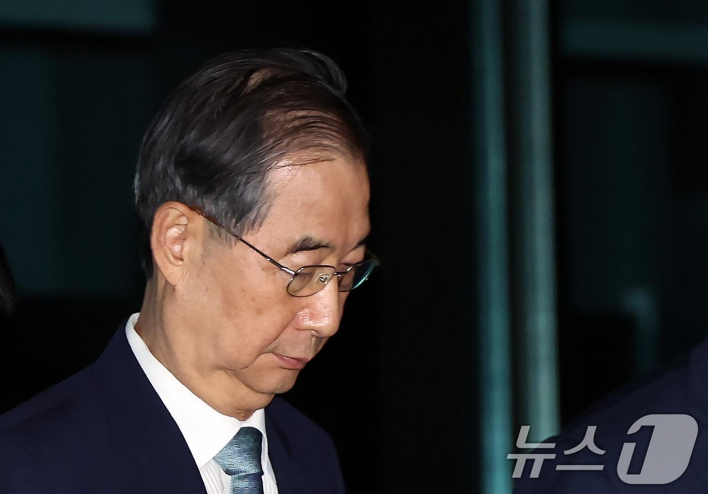 12·3 비상계엄 사태에 가담·방조한 혐의로 내란 특검 피의자 조사를 받은 한덕수 전 국무총리가 20일 새벽 서울 서초동 서울고등검찰청에 마련된 내란특별검사팀 사무실을 나와 귀가하고 있다. 2025.8.20/뉴스1 ⓒ News1 박정호 기자