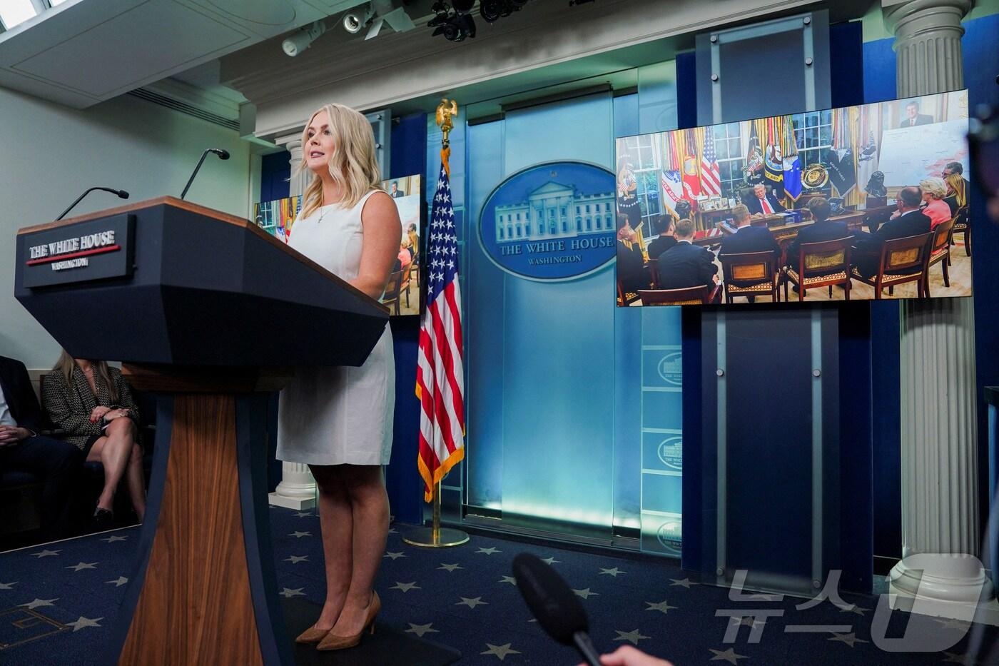 캐롤라인 레빗 백악관 대변인이 19일(현지시간) 미국 워싱턴DC 백악관에서 연 언론 브리핑에서 전날 도널드 트럼프 미국 대통령이 볼르디미르 젤렌스키 우크라이나 대통령을 비롯해 유럽 지도자들과 만나 러시아-우크라이나 전쟁 종식을 위한 평화협상 방안을 논의한 것에 대해 설명하고 있다. 2025.08.19. ⓒ 로이터=뉴스1 ⓒ News1 류정민 특파원