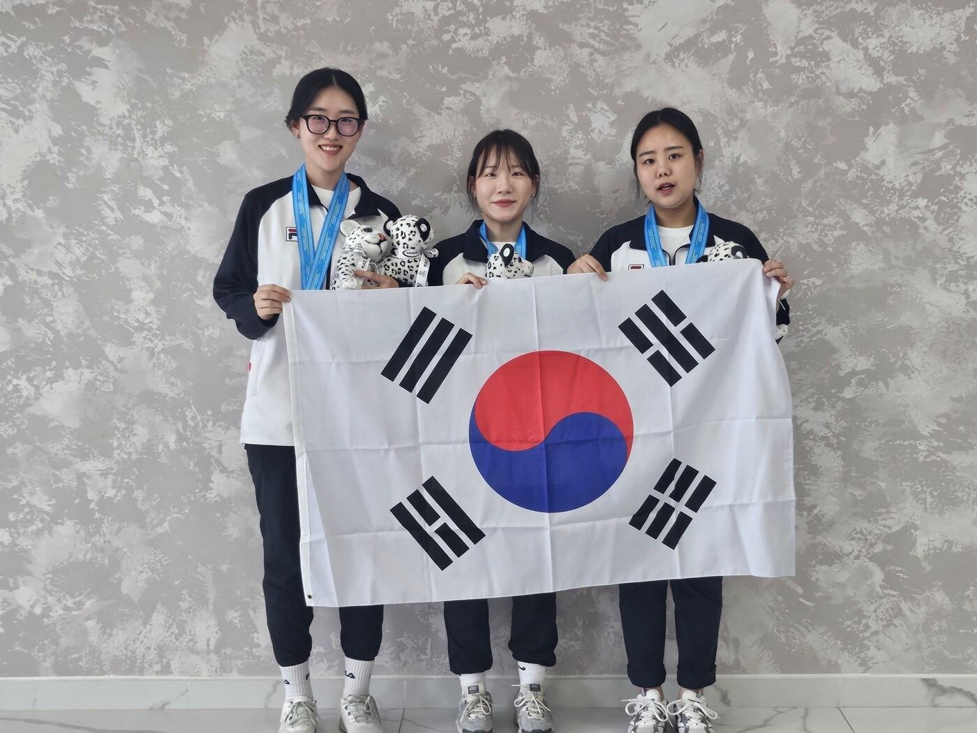 본문 이미지 - 아시아사격선수권대회 공기권총 여자 일반부에서 은메달을 차지한 왼쪽부터 양지인(한국체대), 유현영(KB국민은행), 김보미(부산시청).(대한사격연맹 제공)