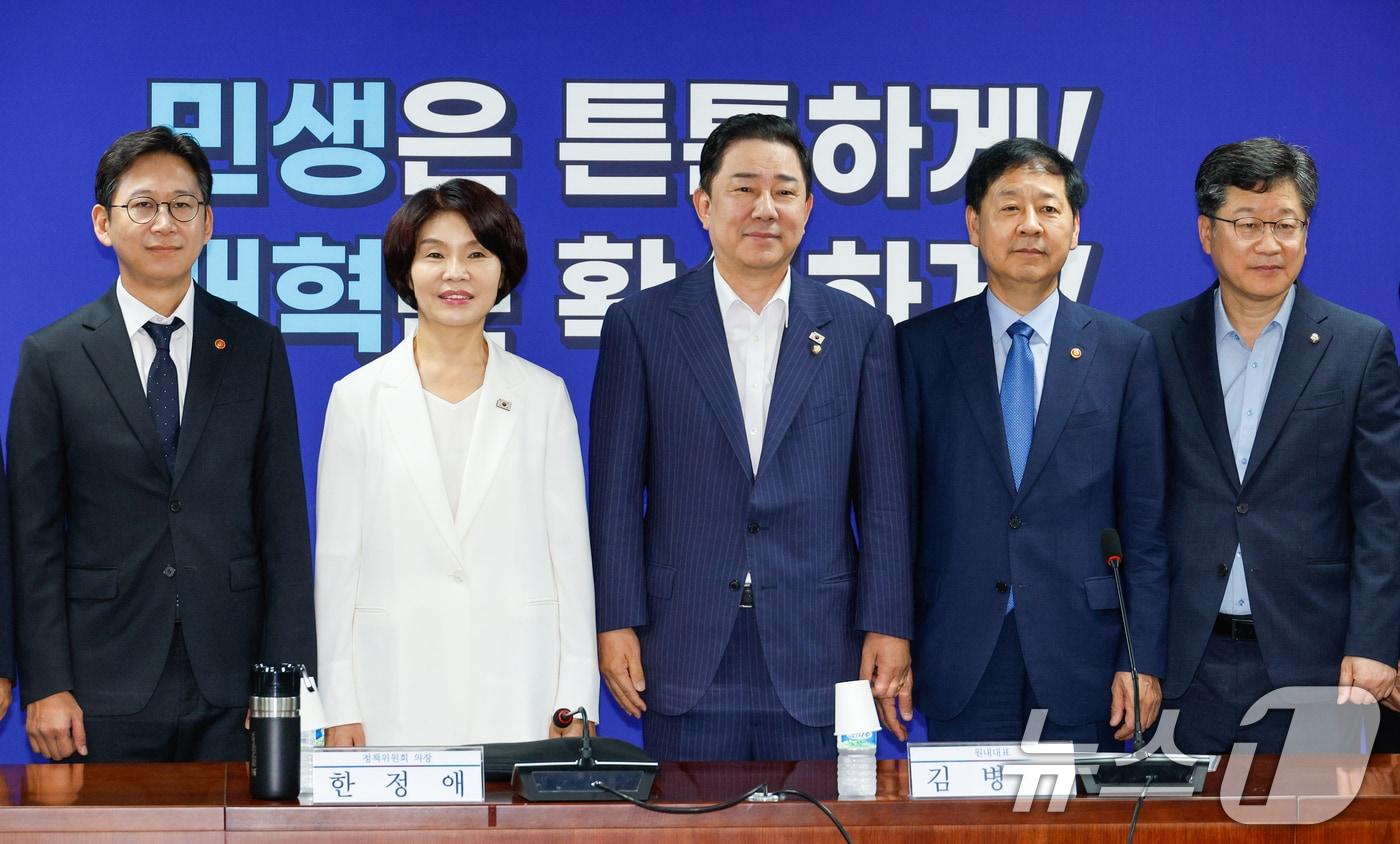 김병기 더불어민주당 원내대표(가운데)와 한정애 민주당 정책위의장(김 원내대표 왼쪽), 구윤철 경제부총리 겸 기획재정부 장관(김 원내대표 오른쪽) 등이 지난 20일 서울 여의도 국회의원회관에서 열린 새정부 경제성장전략 당정협의에서 기념 촬영을 하는 모습. 2025.8.20/뉴스1 ⓒ News1 안은나 기자