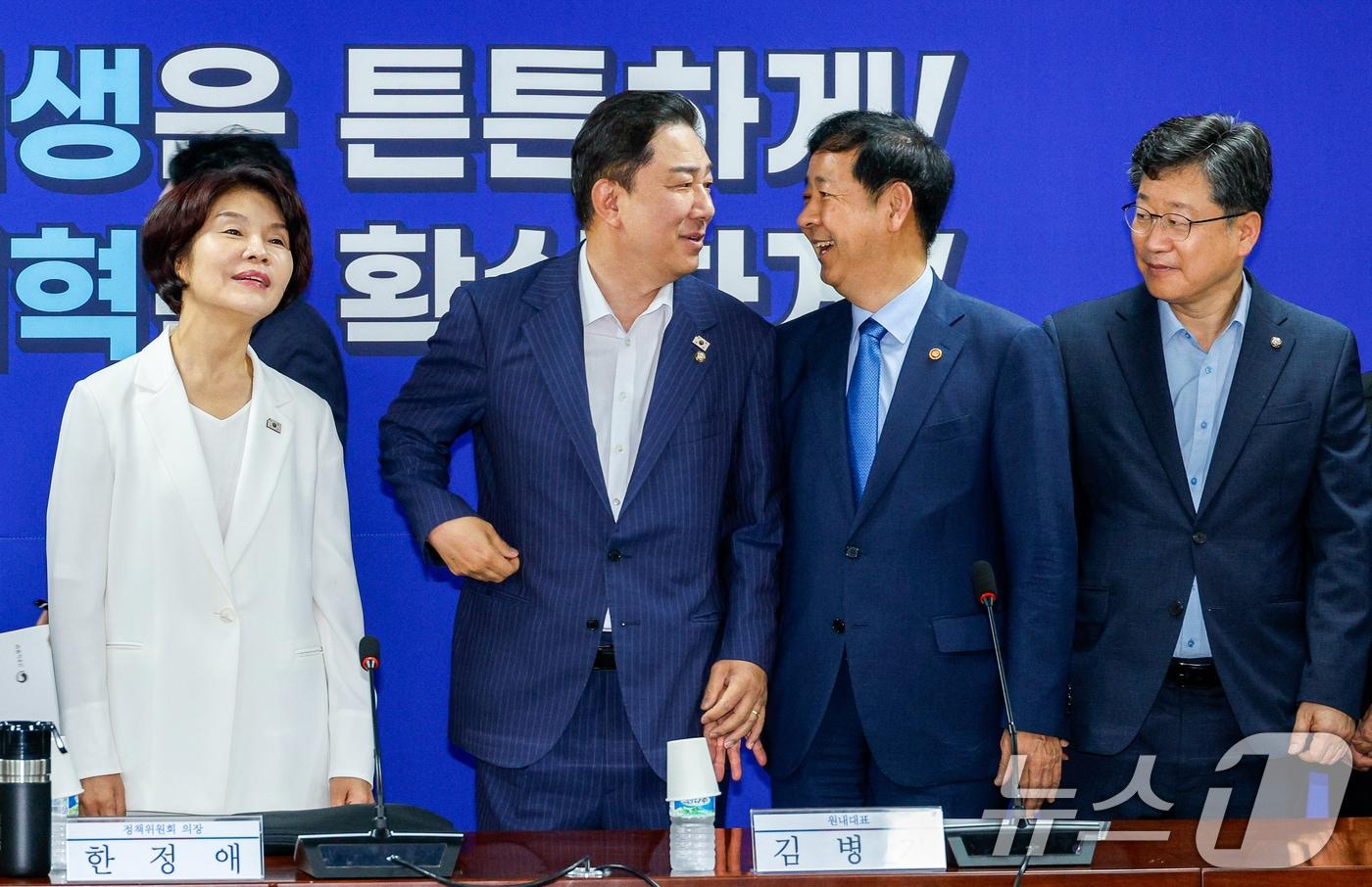 김병기 더불어민주당 원내대표(왼쪽 두번째)와 구윤철 경제부총리 겸 기획재정부 장관이 20일 오전 서울 여의도 국회의원회관에서 열린 새정부 경제성장전략 당정협의에서 기념 촬영에 앞서 대화를 하고 있다. 2025.8.20/뉴스1 ⓒ News1 안은나 기자