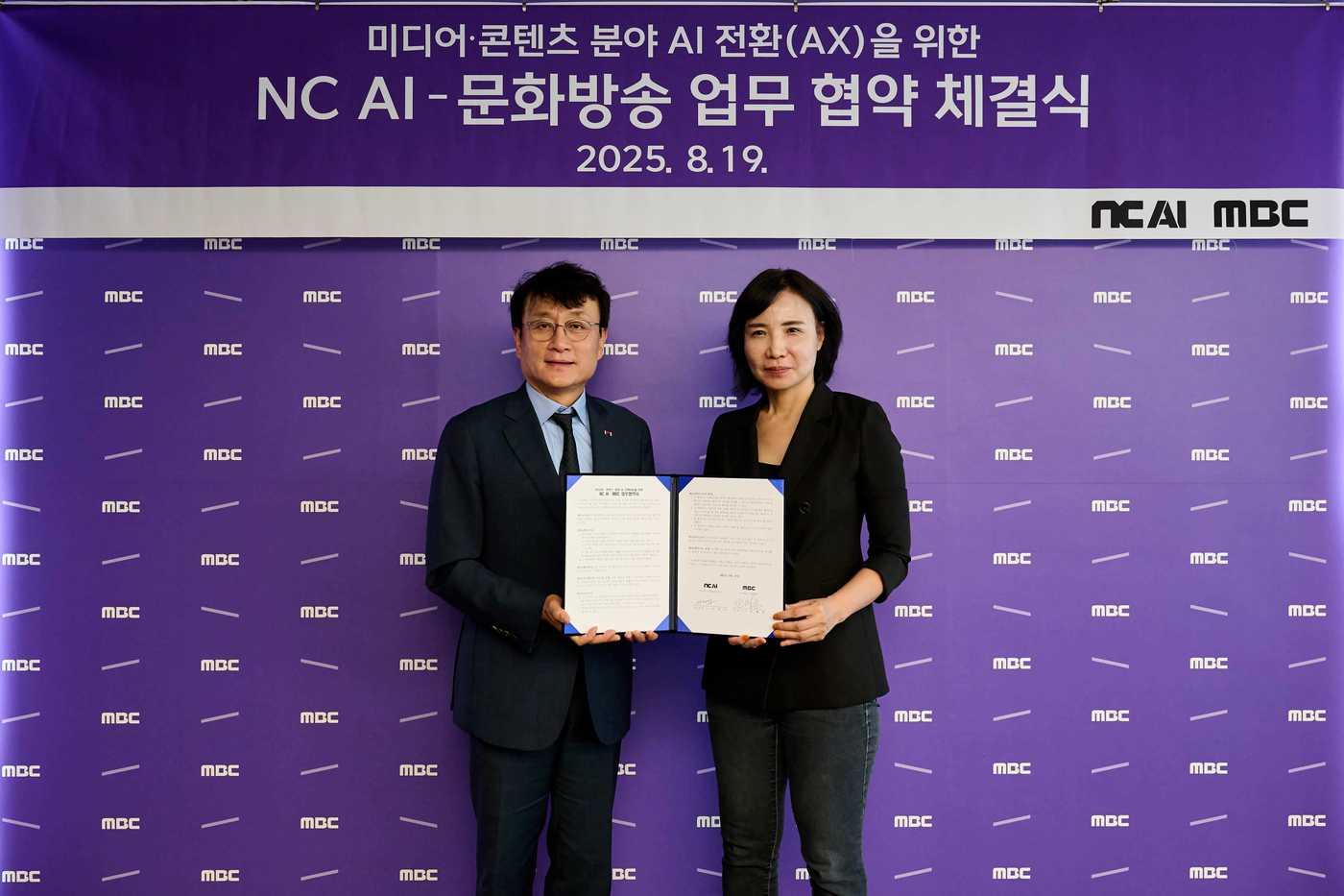 NC AI와 MBC가 미디어 분야 AI 전환을 위한 업무 협약을 19일 체결했다. 이연수 NC AI 대표&#40;오른쪽&#41;와 안형준 MBC 대표.&#40;NC AI 제공. 재판매 및 DB금지&#41;2025.8.20/뉴스1