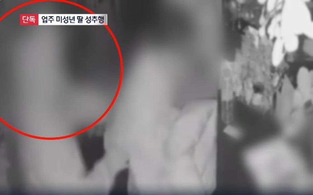 본문 이미지 - 남성이 피해 아동 뒤에서 껴안으려고 시도하는 모습. &#40;채널A 갈무리&#41;