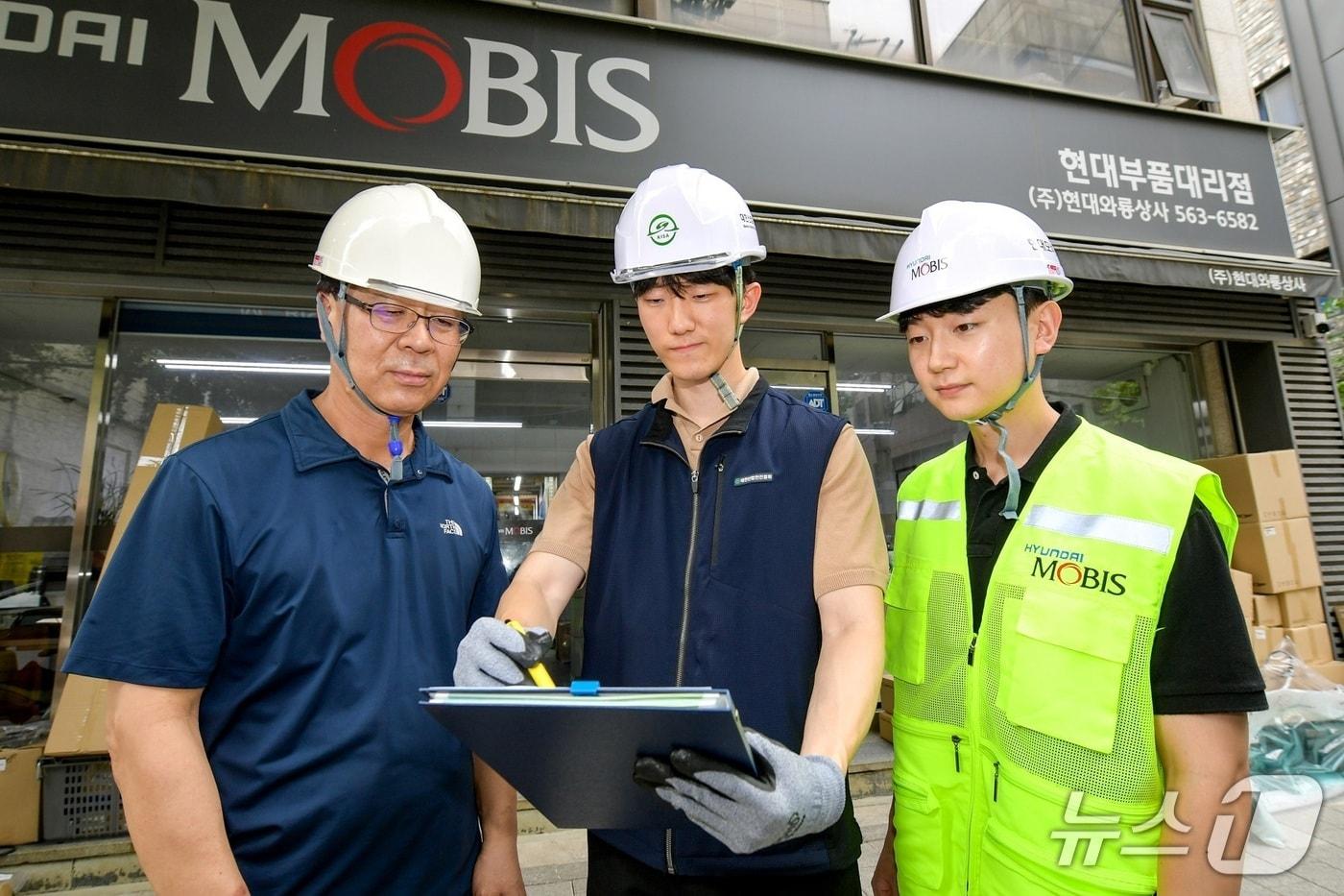 지난 19일 서울 서초구 소재 현대와룡상사에서 현대모비스 임직원과 대한산업안전협회 전문가가 합동 안전진단을 실시하고 있는 모습.(현대모비스 제공)