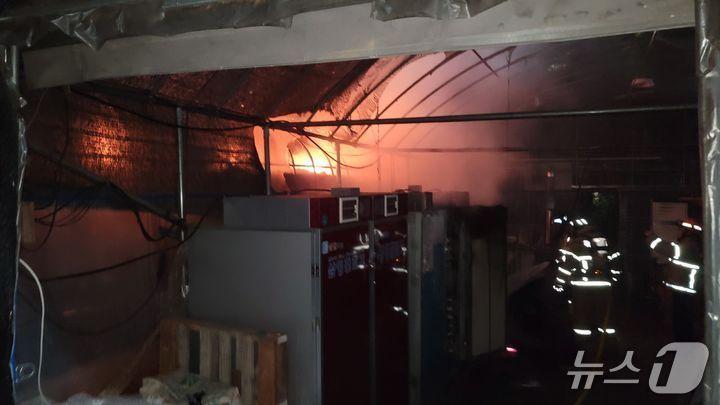 본문 이미지 -  청양군 운곡면 후덕리 비닐하우스 화재 현장. (청양소방서 제공, 재판매 및 DB금지) / 뉴스1