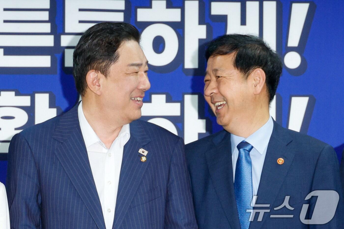 김병기 더불어민주당 원내대표(왼쪽)와 구윤철 경제부총리 겸 기획재정부 장관이 20일 오전 서울 여의도 국회의원회관에서 열린 새정부 경제성장전략 당정협의에서 기념 촬영에 앞서 대화를 하고 있다 2025.8.20/뉴스1 ⓒ News1 안은나 기자