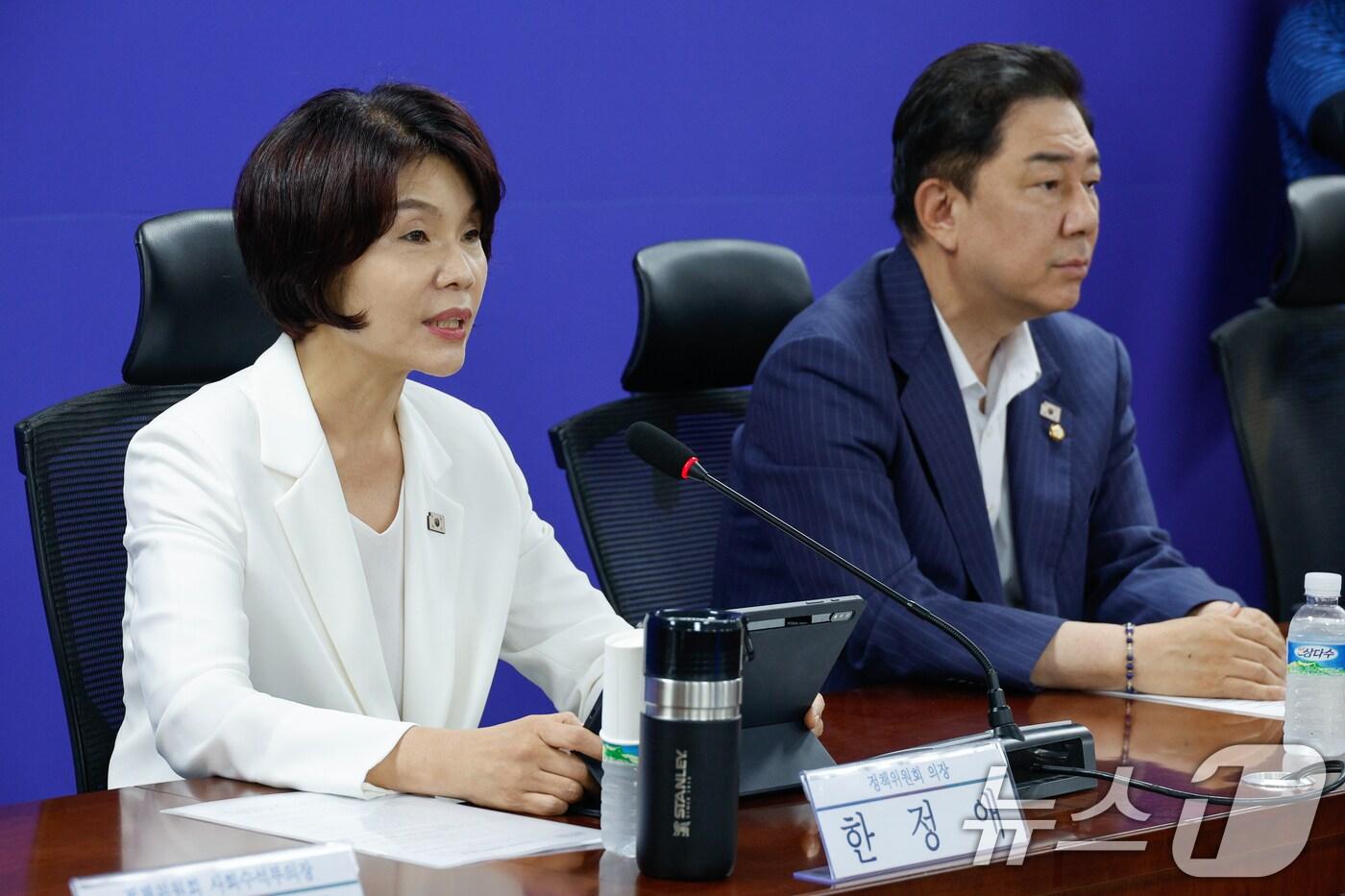 한정애 더불어민주당 정책위의장이 20일 오전 서울 여의도 국회의원회관에서 열린 새정부 경제성장전략 당정협의에서 모두 발언을 하고 있다. 오른쪽은 김병기 원내대표. 2025.8.20/뉴스1 ⓒ News1 안은나 기자