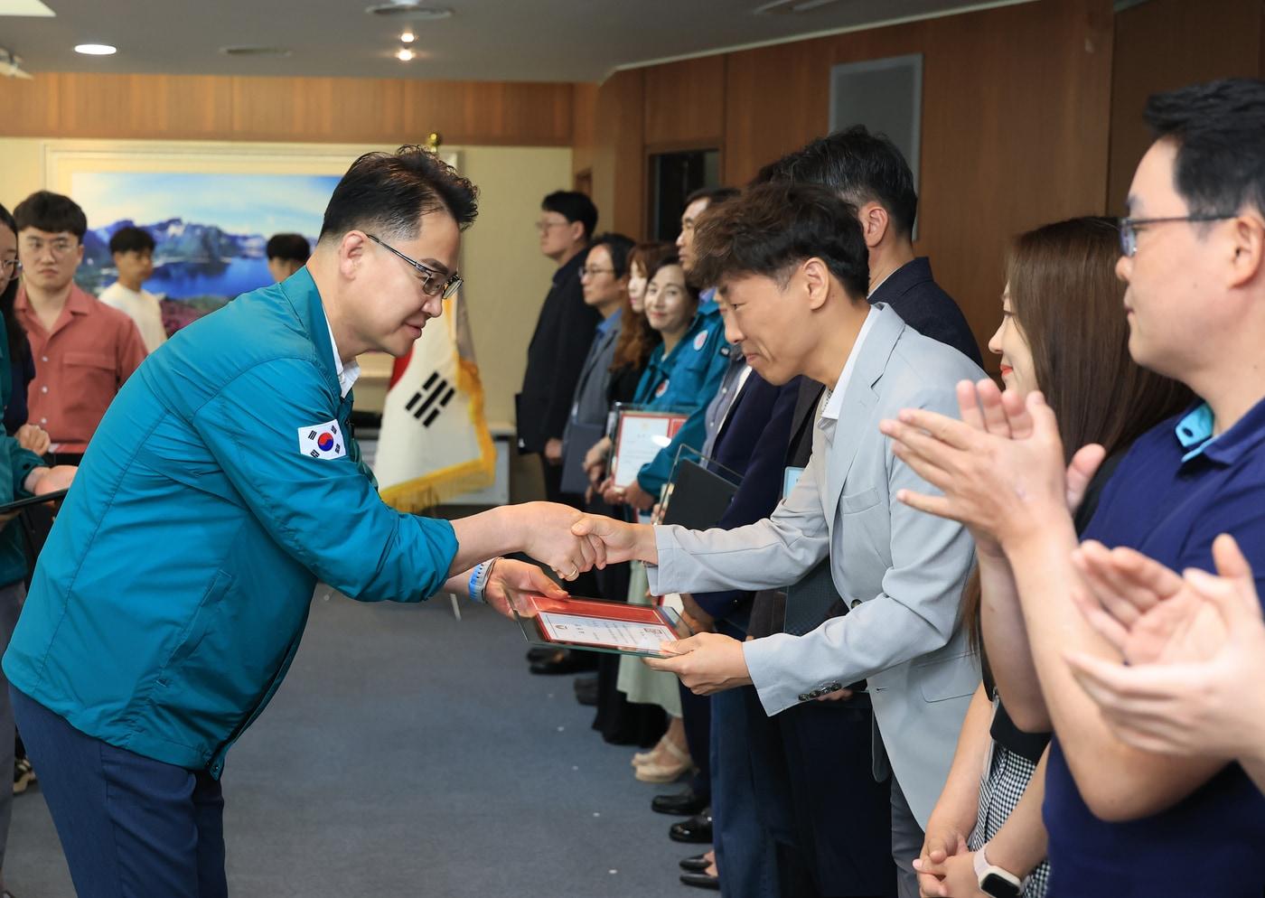 오언석 도봉구청장이 건축과 김창완 팀장에게 표창을 전달하고 있다.&#40;도봉구 제공&#41;