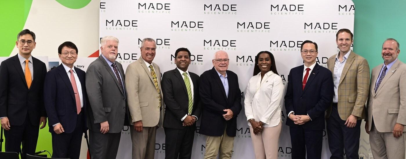 사진자료 설명: 허용준 GC 대표&#40;왼쪽에서 첫 번째&#41;, 허일섭 GC 회장&#40;왼쪽에서 두 번째&#41;, 사이드 T. 후세인&#40;Syed T. Husain&#41; 메이드 사이언티픽 대표&#40;왼쪽에서 다섯 번째&#41; 외 임직원과 주 정부 관계자들이 기념촬영을 하고 있다. /사진제공 = GC