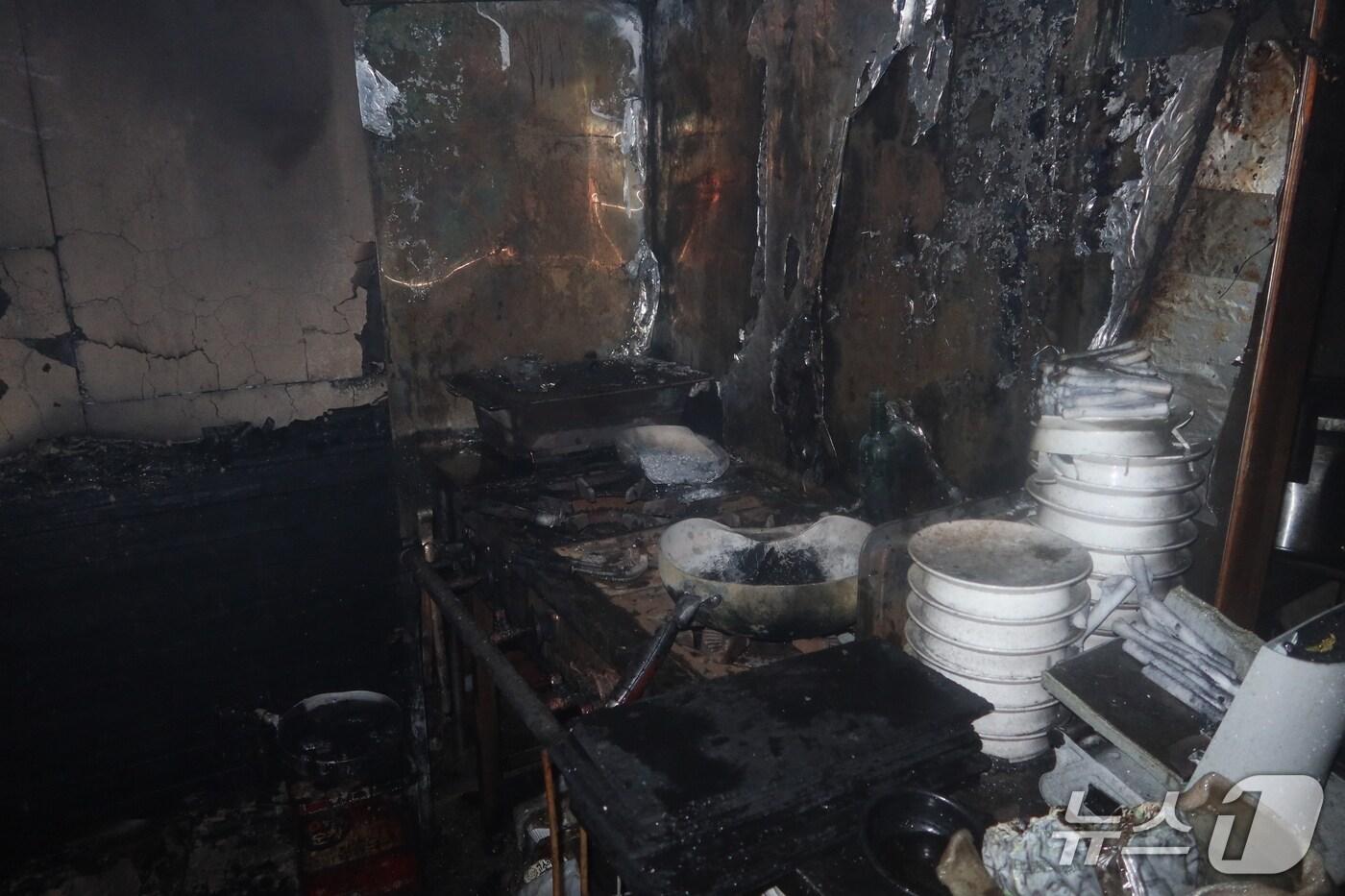 19일 부산 부산진구 부전동 화재 현장.(부산소방재난본부 제공. 재판매 및 DB 금지)