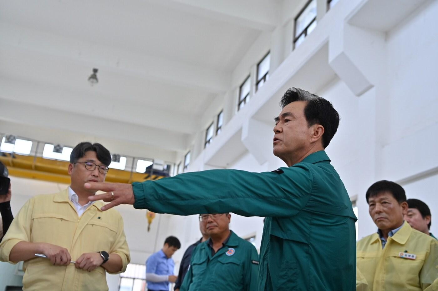 김태흠 충남지사가 이달 초 부여 라복지구 내 기존 배수장을 찾아 점검하고 있다.&#40;충남도 제공. 재판매 및 DB금지&#41;/뉴스1 