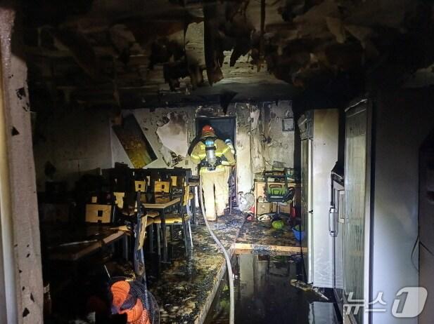 본문 이미지 - 서천 비인면 식당 화재 현장. (서천소방서 제공, 재판매 및 DB금지) / 뉴스1 