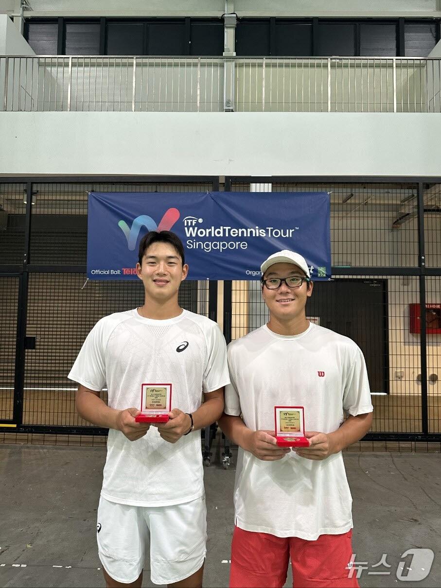 본문 이미지 - 왼쪽 김포시청 김동주 선수와 당진시청 오찬영 선수가 싱가포르 테니스 국제대회 복식 경기 우승을 축하하며 기념촬영을 하고 있다.(당진시 제공. 재판매 및 DB금지)2025.8.20/뉴스1