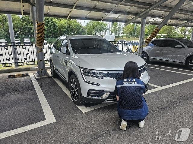 본문 이미지 - 파주시 관계자가 체납차량의 번호판을 영치하고 있는 모습. (파주시 제공, 재판매 및 DB금지)