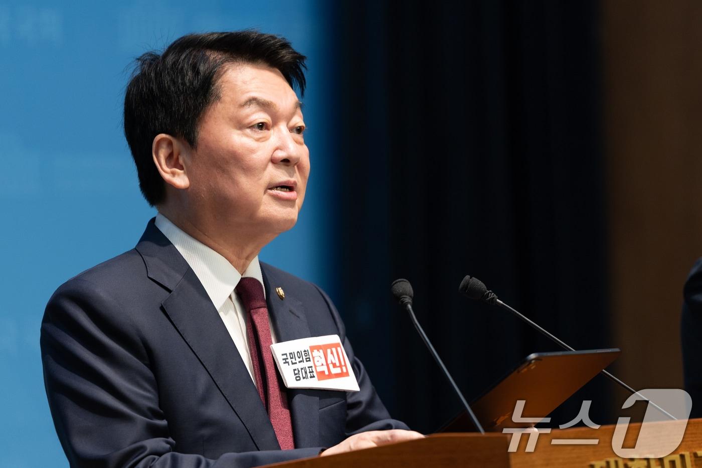 안철수 국민의힘 당대표 후보가 20일 서울 여의도 국회 소통관에서 지지를 호소하는 기자회견을 하고 있다. 2025.8.20/뉴스1 ⓒ News1 이승배 기자
