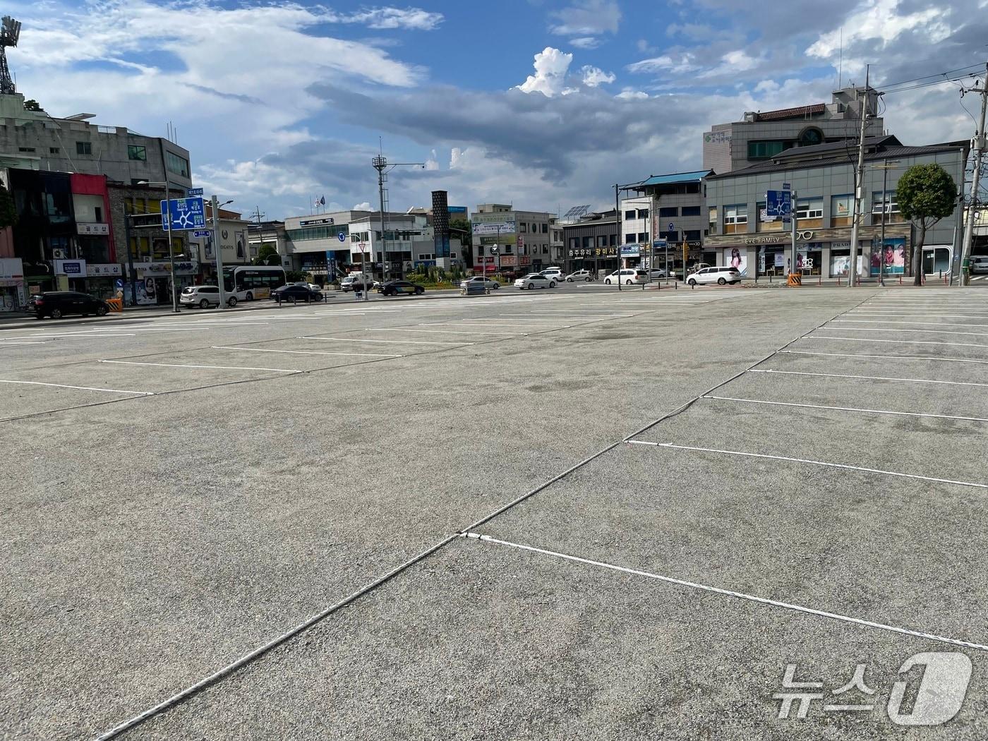 본문 이미지 - 충주 중앙어울림시장 자리에 조성한 임시 주차장.(충주시 제공. 재판매 및 DB금지)/뉴스1 