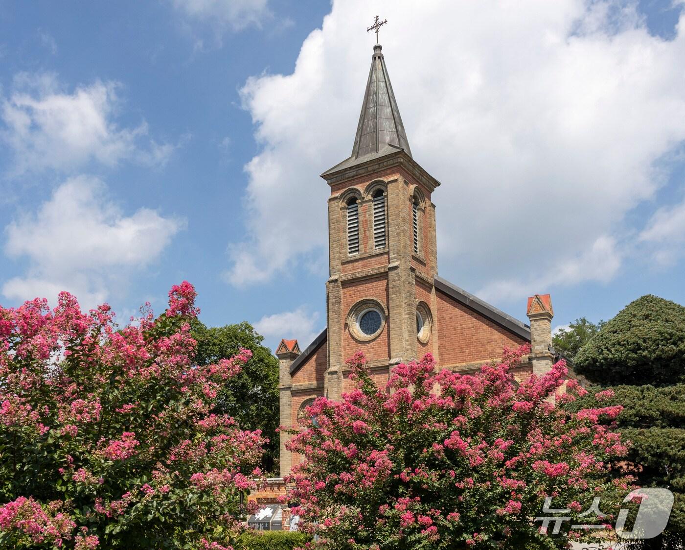 본문 이미지 - 드라마에서 '아이유 결혼식장'으로 이름을 날리고 있는 칠곡 가실성당.(칠곡군 제공. 재판매 및 DB금지)/뉴스1