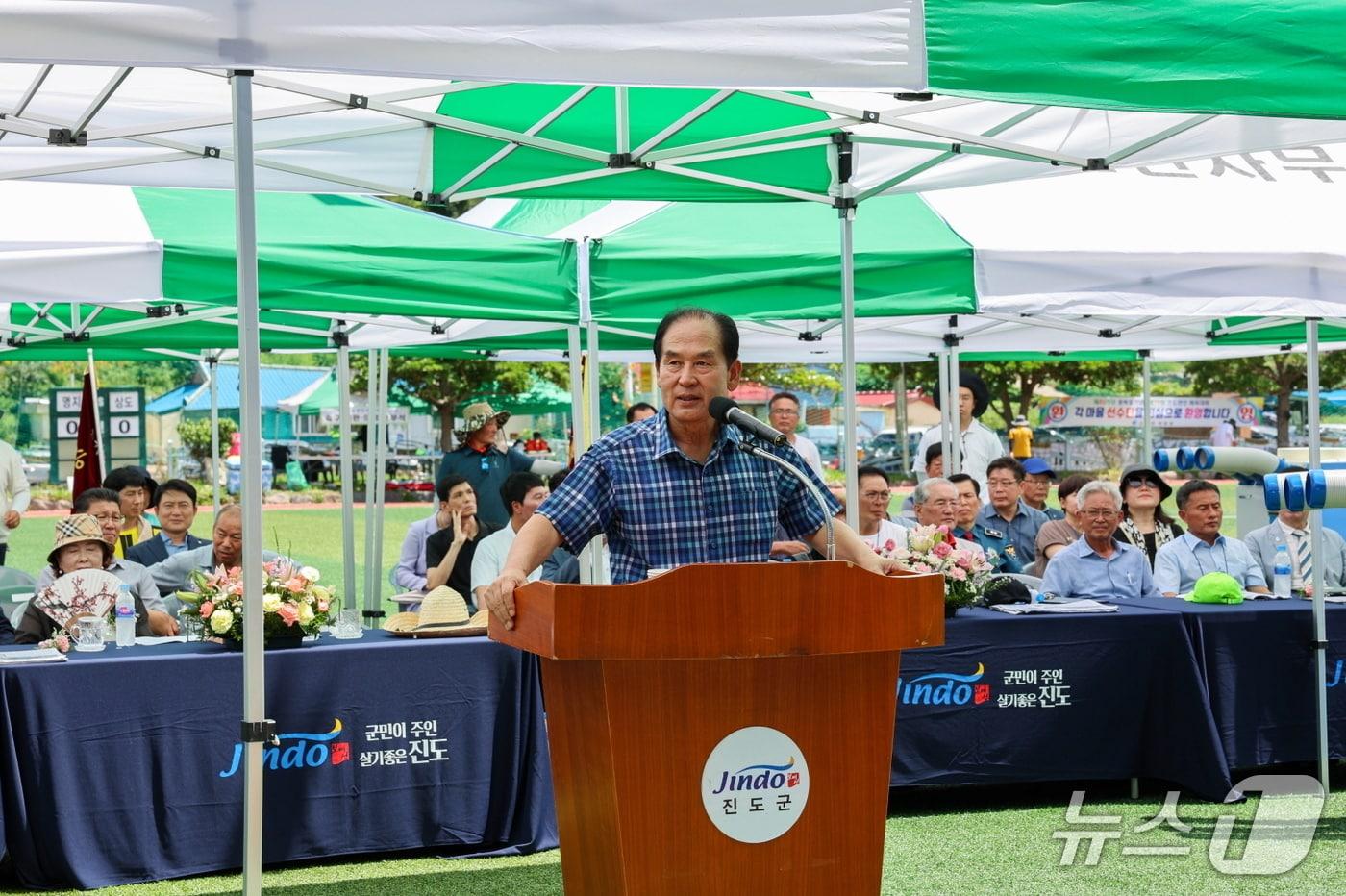 김희수 진도군수가  &#39;광복절 기념 조도면민 체육대회&#39;에서 축사를 하고 있다.&#40;진도군 제공, 재판매 및 DB 금지&#41;/뉴스1 