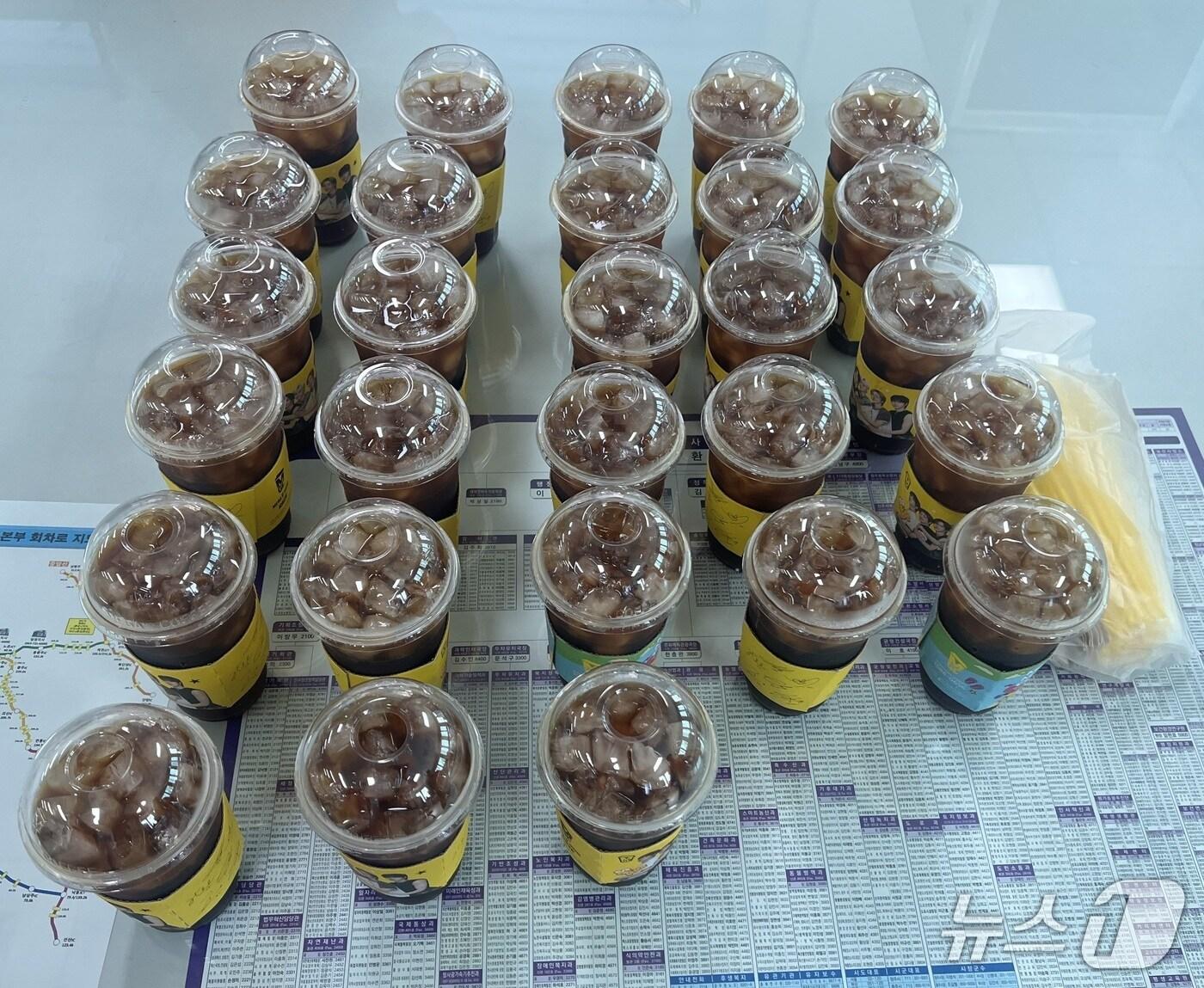 본문 이미지 - 제천소방서에 전달된 시원한 아이스커피.(제천소방서 제공. 재판매 및 DB금지)/뉴스1  