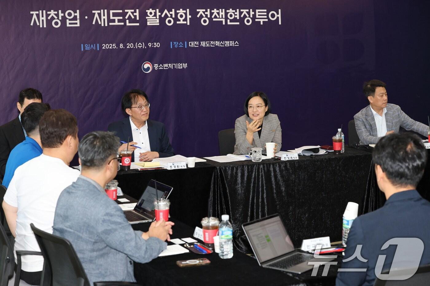 APRC 중소기업 장관화의와 연계한 콘퍼런스가 제주에서 열린다. 사진은 한성숙 중소벤처기업부 장관이 지난 20일 대전 유성구 스타트업파크 재도전혁신캠퍼스에서 열린 재창업·재도전 활성화를 위안 정책현장 투어에 참석해 참석자들과 의견을 나누고 있는 모습. 2025.8.20/뉴스1 ⓒ News1 김기태 기자