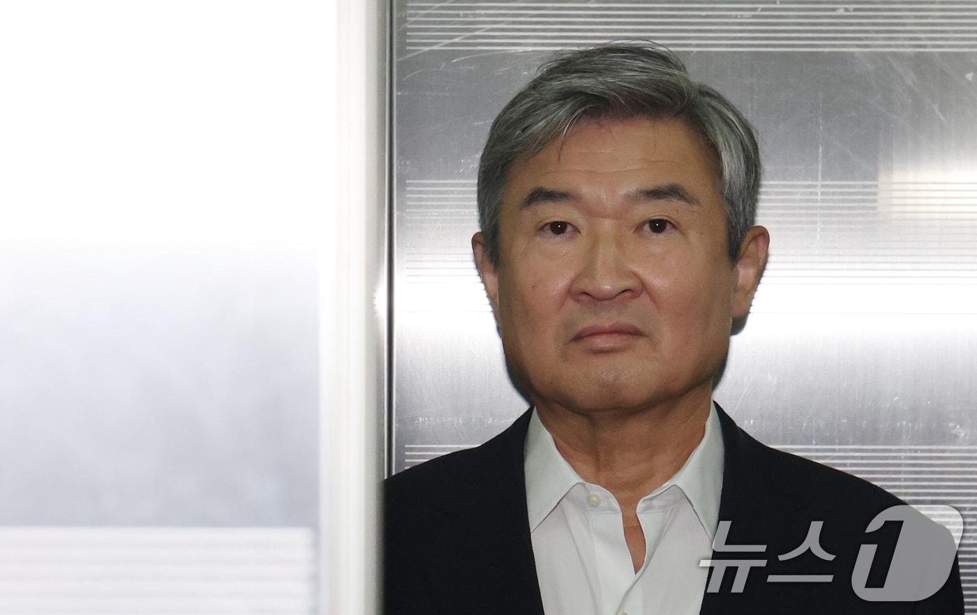 본문 이미지 - 조태용 전 국정원장이 서울 서초구 순직해병 특검팀(이명현 특별검사) 사무실에서 조사를 받기 위해 출석하고 있다. 2025.8.20 ⓒ 뉴스1 김명섭 기자