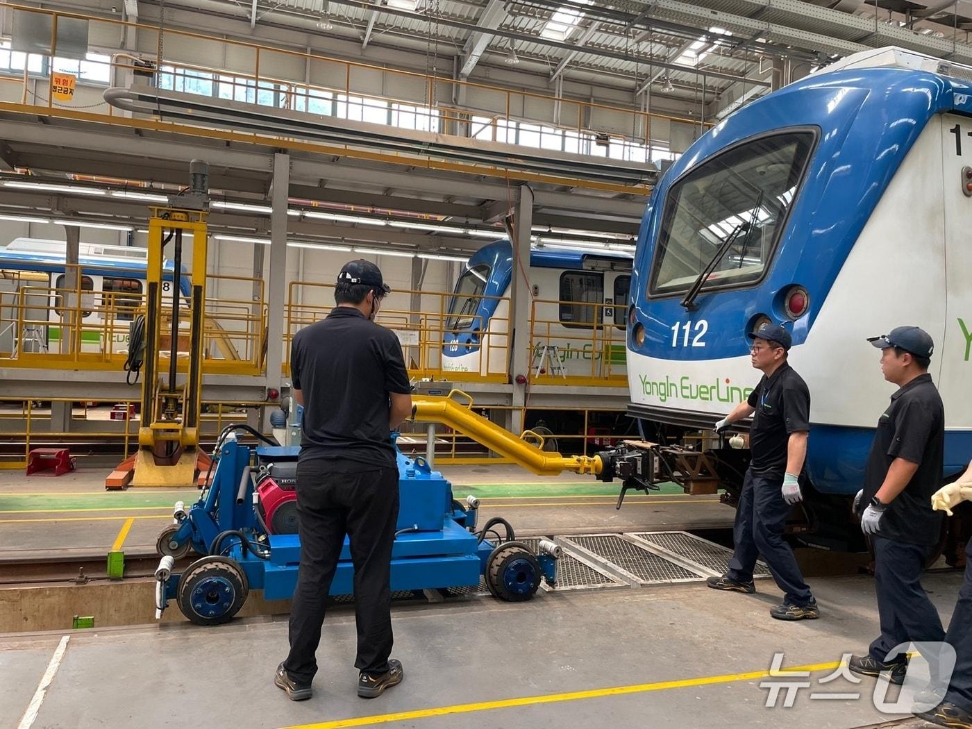 본문 이미지 - 국산화한 용인경전철 열차 자동운전용 핵심 통신장치에 대한 시험 운전을 준비하고 있는 모습.&#40;용인시 제공&#41;