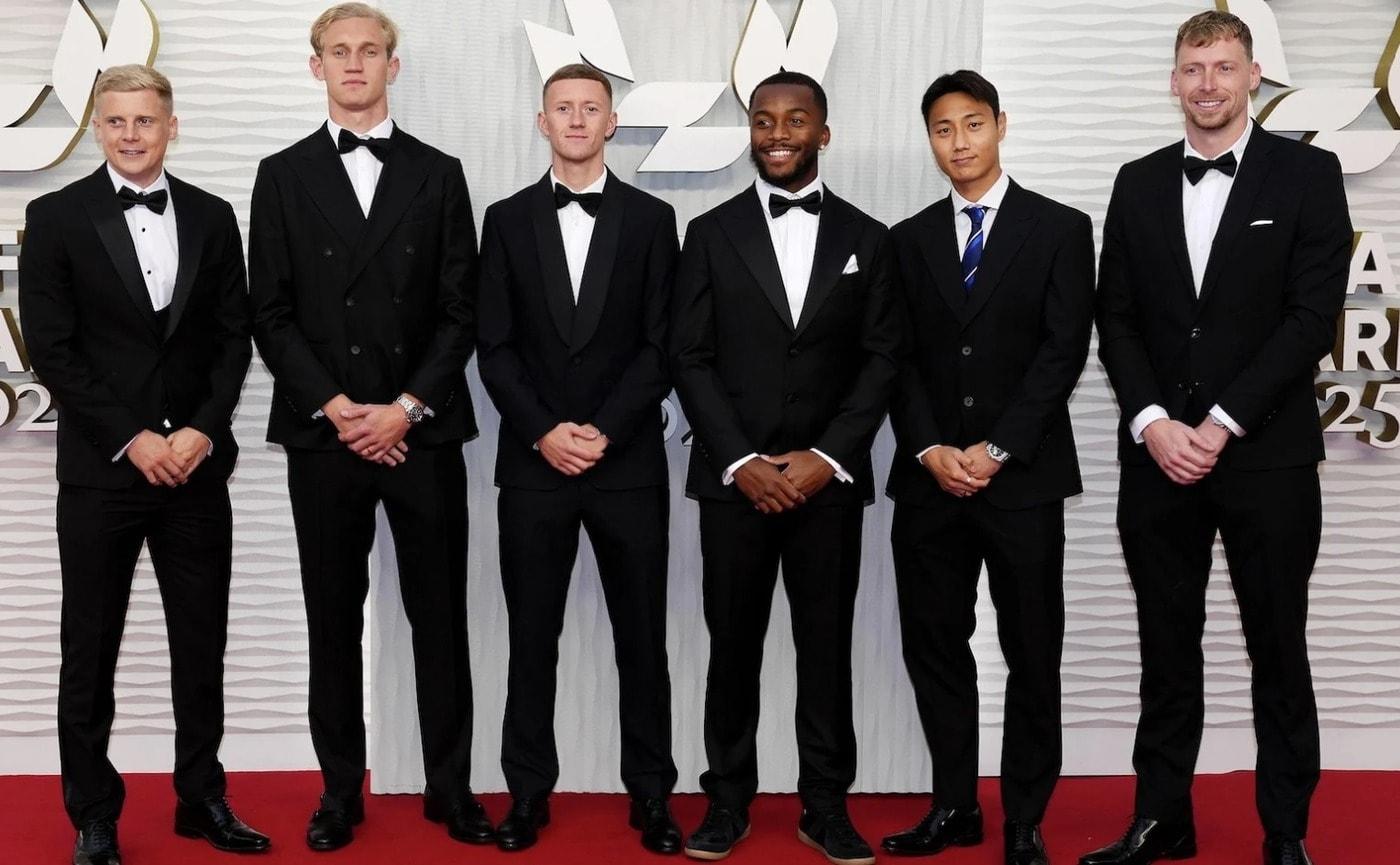 PFA 리그1 올해의 팀 선수로 뽑힌 백승호(오른쪽에서 두 번째)(버밍엄 제공) 