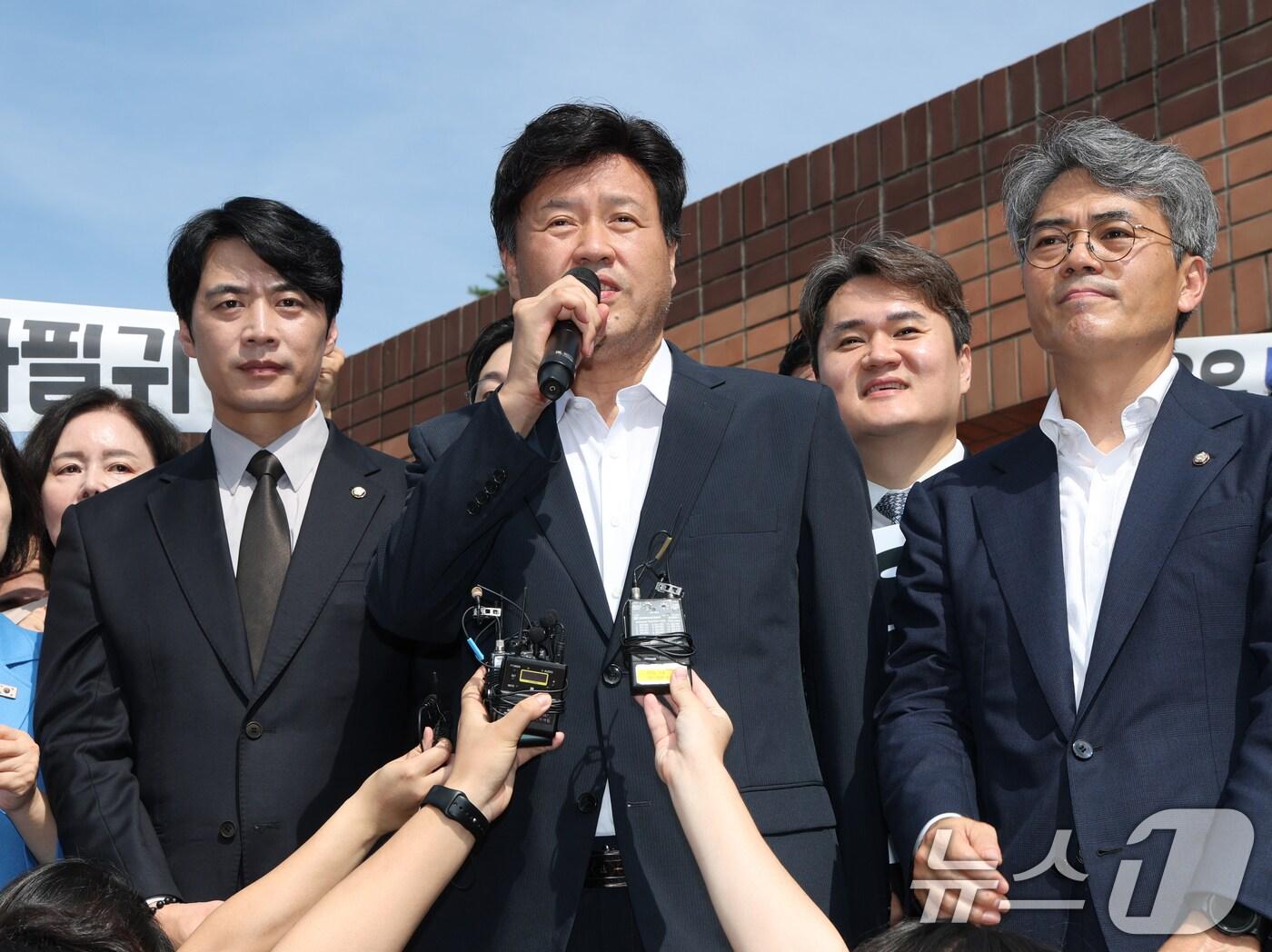 본문 이미지 - 정치자금법 위반·특정범죄 가중처벌법상 뇌물 혐의로 기소된 김용 전 민주연구원 부원장이 19일 오전 경기 화성시 마도면 화성직업훈련교도소에서 보석으로 석방된 후 입장을 밝히고 있다. 2025.8.20/뉴스1 ⓒ News1 김영운 기자