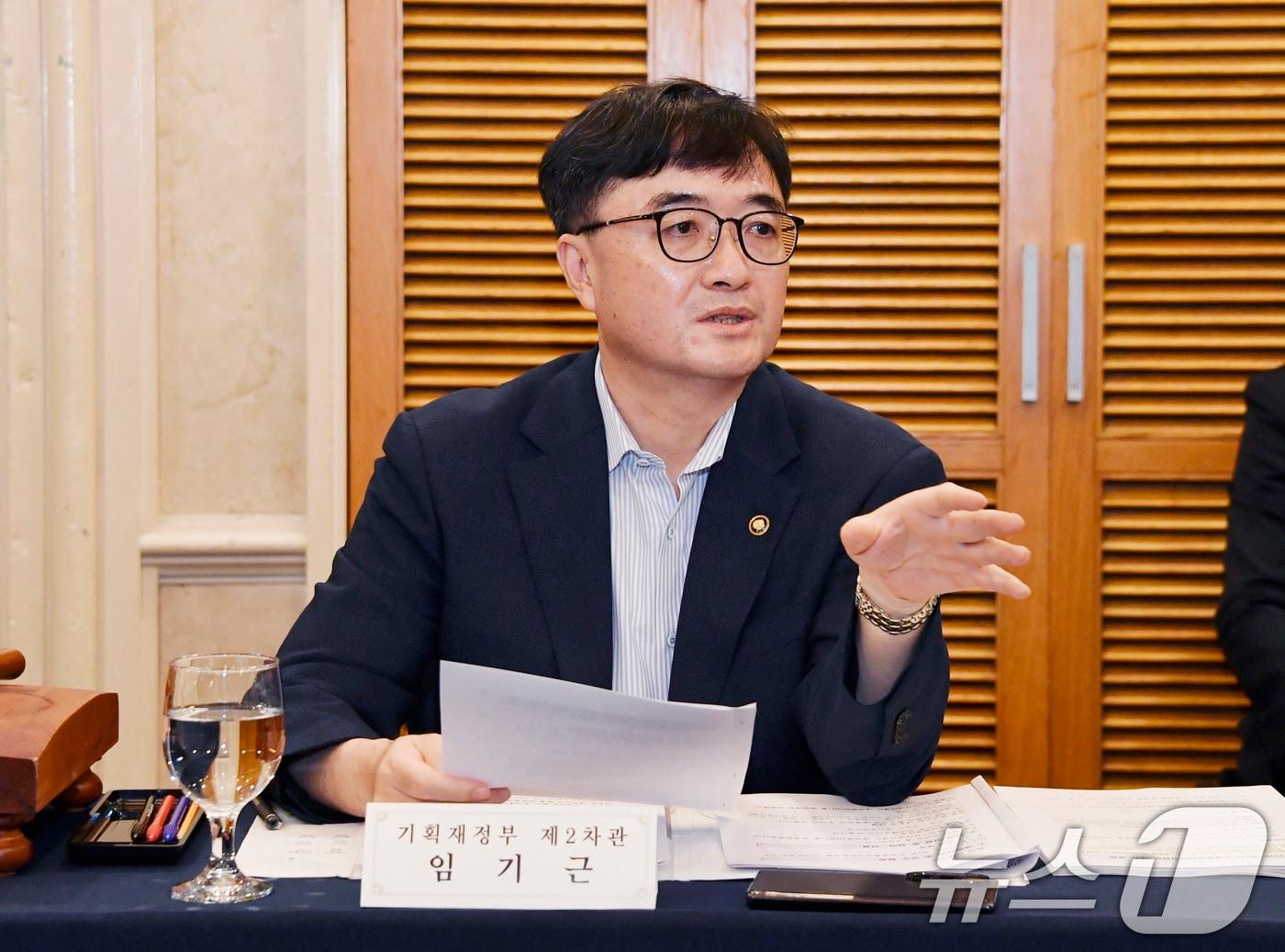 본문 이미지 - 임기근 기획재정부 차관이 지난 20일 서울 영등포구 켄싱턴호텔에서 열린 '제3차 조달정책심의위원회'를 주재하고 있다. (기획재정부 제공. 재판매 및 DB 금지)/뉴스1
