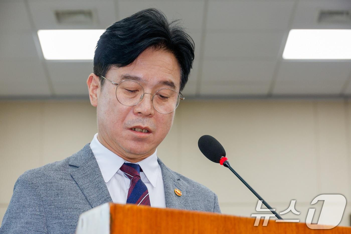 김영훈 고용노동부 장관이 20일 오전 서울 여의도 국회에서 열린 환경노동위원회 제428회국회&#40;임시회&#41; 제1차 전체회의에 출석해 2024회계연도 결산 제안설명에 앞서 경북 청도군에서 발생한 열차 사망 사고와 관련 사과하고 있다. 2025.8.20/뉴스1 ⓒ News1 안은나 기자