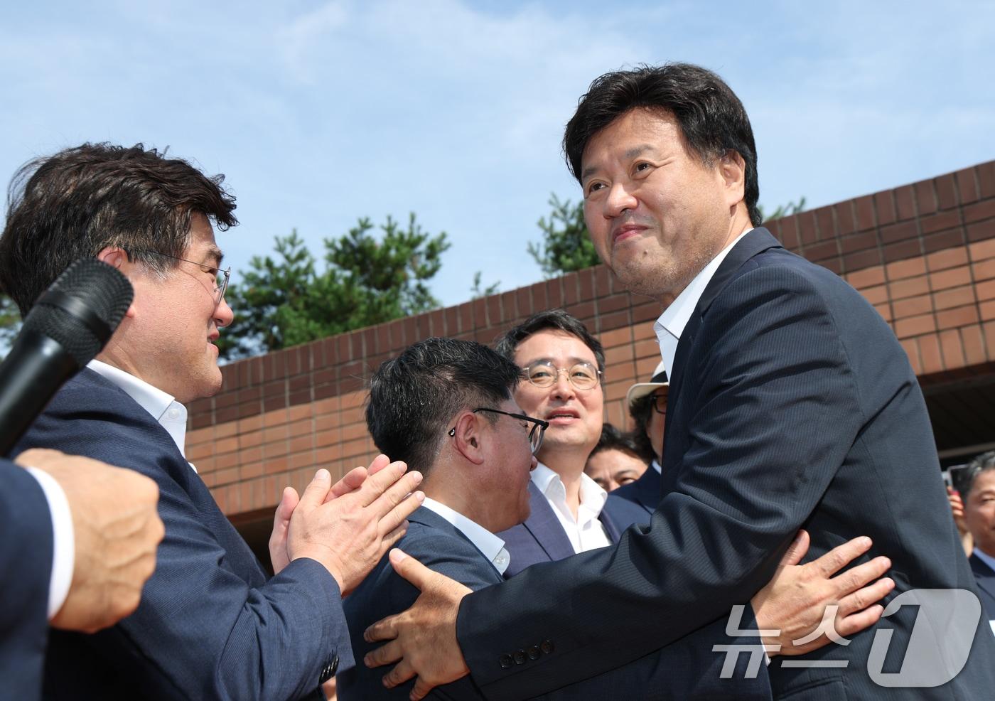 정치자금법 위반·특정범죄 가중처벌법상 뇌물 혐의로 기소된 김용 전 민주연구원 부원장이 19일 오전 경기 화성시 마도면 화성직업훈련교도소에서 보석으로 석방된 후 지지자들과 인사를 하고 있다. 2025.8.20/뉴스1 ⓒ News1 김영운 기자