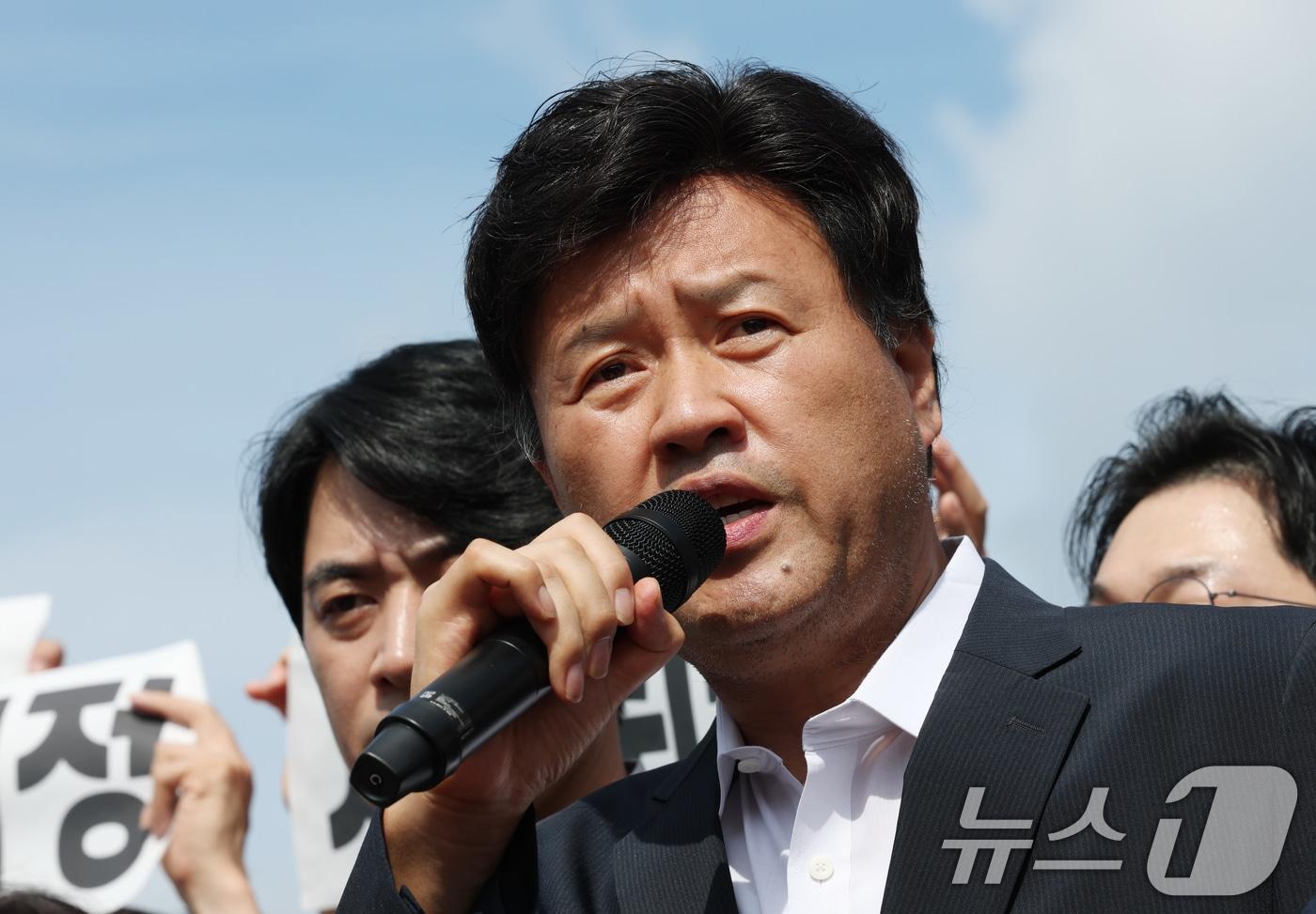 정치자금법 위반·특정범죄 가중처벌법상 뇌물 혐의로 기소된 김용 전 민주연구원 부원장이 19일 오전 경기 화성시 마도면 화성직업훈련교도소에서 보석으로 석방된 후 입장을 밝히고 있다. 2025.8.20/뉴스1 ⓒ News1 김영운 기자