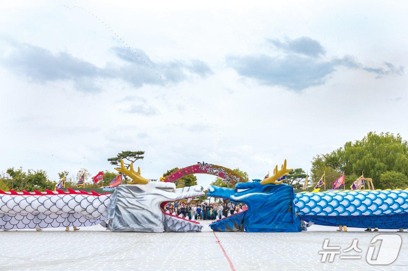 김제지평선축제장에서 쌍룡놀이가 재현되고 있다.&#40;김제시 제공. 재판매 및 DB금지&#41;