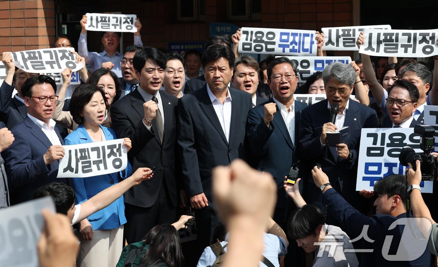 정치자금법 위반·특정범죄 가중처벌법상 뇌물 혐의로 기소된 김용 전 민주연구원 부원장이 19일 오전 경기 화성시 마도면 화성직업훈련교도소에서 보석으로 석방된 후 입장을 밝히고 있다. 2025.8.20/뉴스1 ⓒ News1 김영운 기자