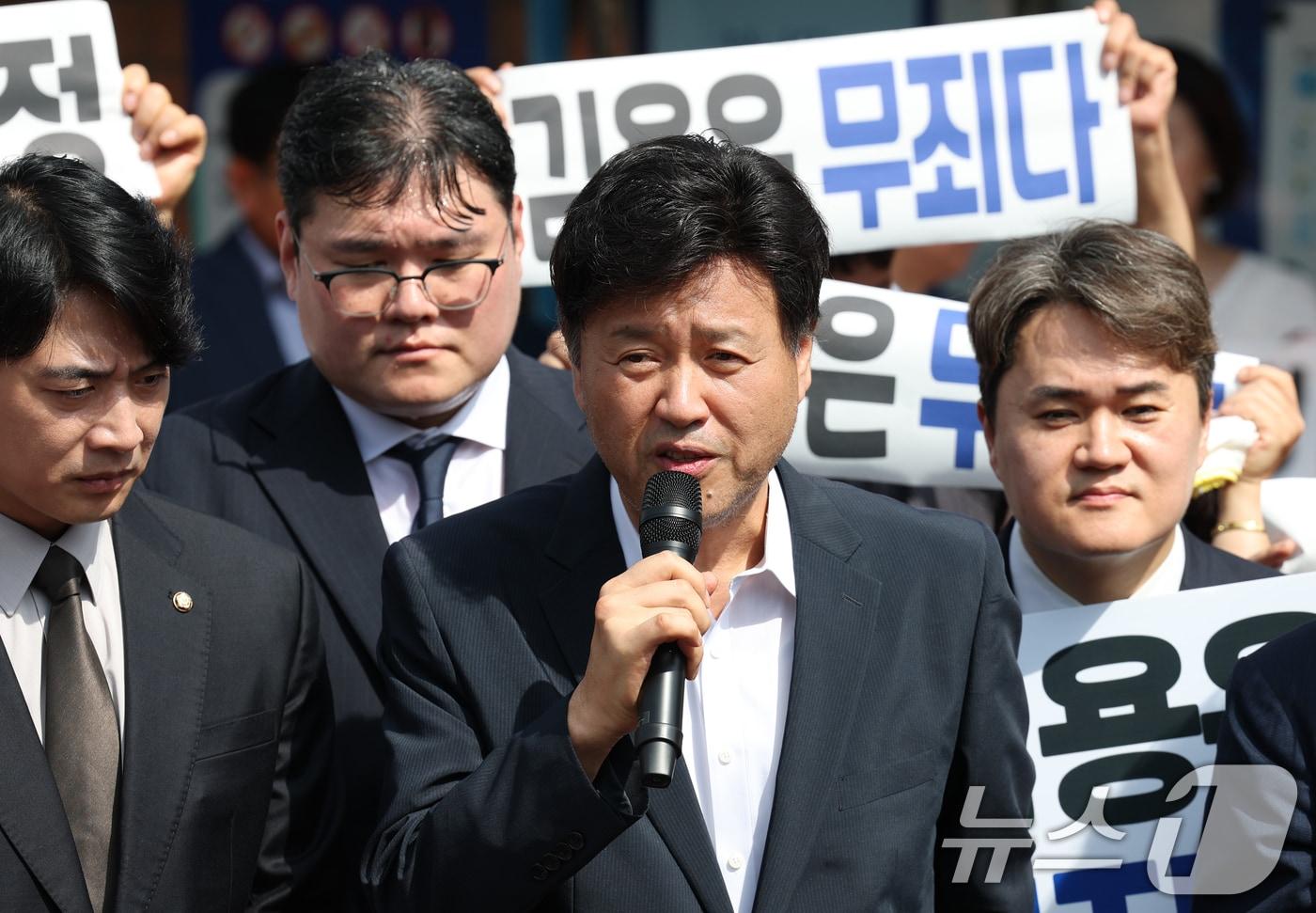 정치자금법 위반·특정범죄 가중처벌법상 뇌물 혐의로 기소된 김용 전 민주연구원 부원장이 지난 8월 20일 오전 경기 화성시 마도면 화성직업훈련교도소에서 보석으로 석방된 후 입장을 밝히고 있다. 2025.8.20/뉴스1 ⓒ News1 김영운 기자