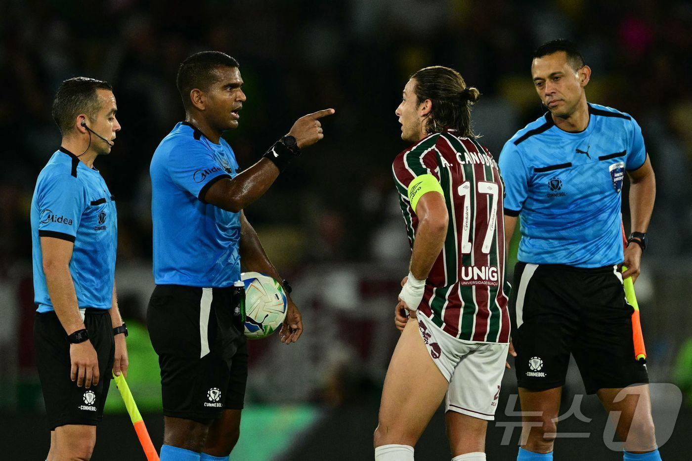 경기 중 심판과 선수의 대화 모습. 기사 내용과는 무관.ⓒ AFP=뉴스1