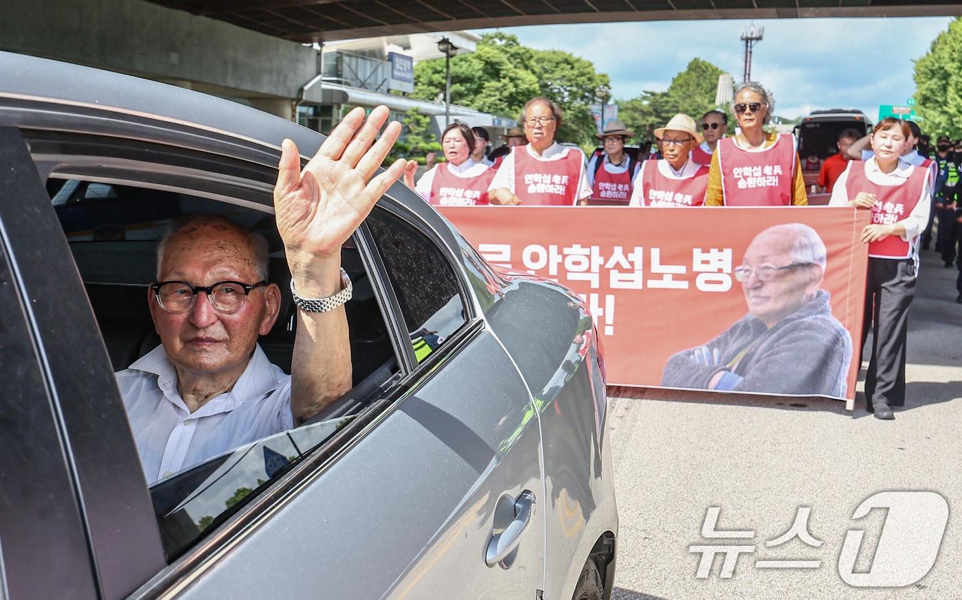 전쟁포로인 비전향장기수 안학섭 씨가 20일 경기 파주 임진강역 앞에서 열린 안학섭선생송환추진단 1차 결의대회 후 통일대교를 향해 행진하고 있다. 2025.8.20/뉴스1 ⓒ News1 김도우 기자