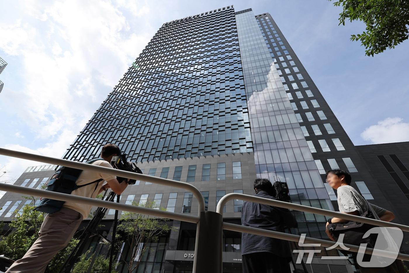 경기 의정부 DL건설 아파트 건설현장 추락사고와 관련해 경찰이 DL건설 사무소 등에 대한 압수수색에 나섰다.  이날 압수수색 중인 서울 종로구 DL건설 서울사무소 모습. ⓒ News1 박지혜 기자