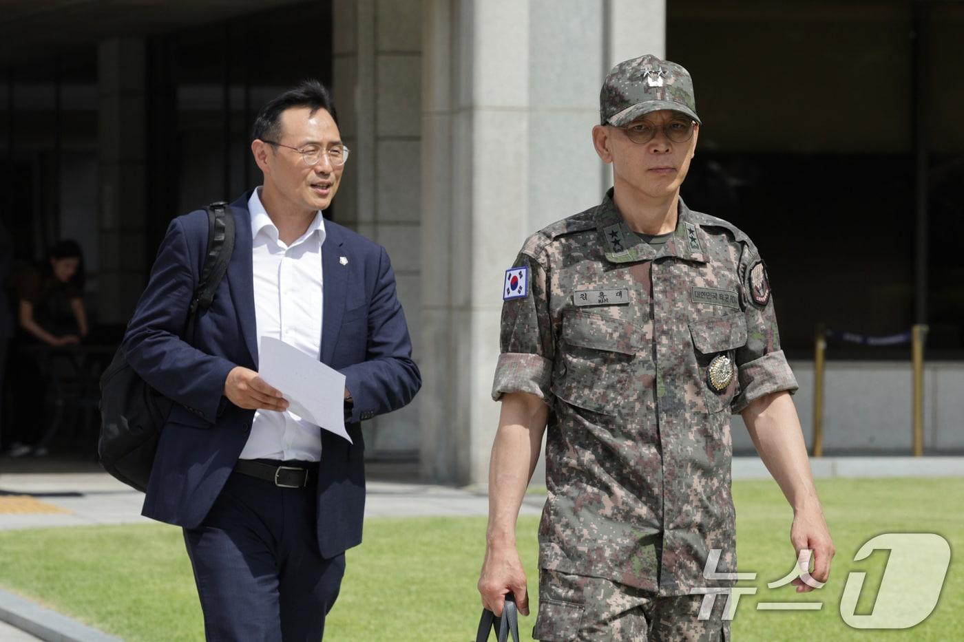 김용대 드론작전사령관과 이승우 변호사가 20일 오전 서울 서초구 서울고등검찰청에 마련된 내란 특검팀&#40;특별검사 조은석&#41; 사무실에서 조사를 중단한 후 사무실을 나서고 있다. 내란특검팀은 변호인이 특검 조사에서 진술한 내용을 언론 등을 통해 외부에 유출해,이해관계가 있는 공범이 이를 근거로 진술을 맞출 경우 증거인멸 우려가 발생할 수 있다며 변호인의 조사 참여를 중단시켰다. 2025.8.20/뉴스1 ⓒ News1 신웅수 기자