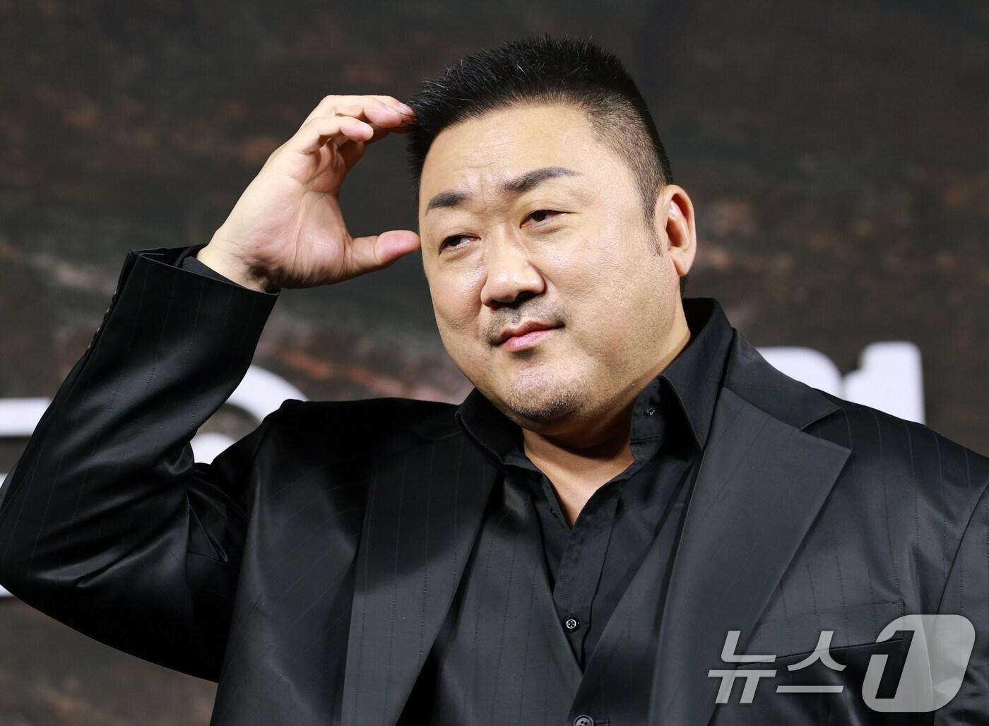 본문 이미지 - 배우 마동석이 20일 오전 서울 중구 앰배서더 서울 풀만 호텔에서 열린 KBS 2TV 토일 미니시리즈 '트웰브' 제작발표회에 참석해 포즈를 취하고 있다. '트웰브'는 동양의 12지신을 모티브로 한 작품으로 인간을 수호하기 위해 인간의 모습으로 살아가고 있는 12천사들이 악의 무리에 맞서는 전투를 그린 액션 히어로물이다. 2025.8.20/뉴스1 ⓒ News1 권현진 기자