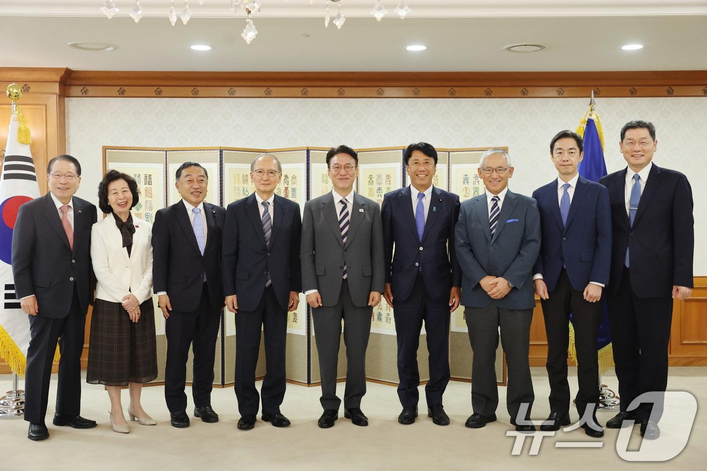 본문 이미지 - 김민석 국무총리가 20일 오전 서울 종로구 정부서울청사에서 한일포럼 일본측 대표단을 접견하고 있다. (총리실 제공. 재판매 및 DB 금지) 2025.8.20/뉴스1 ⓒ News1 임세영 기자