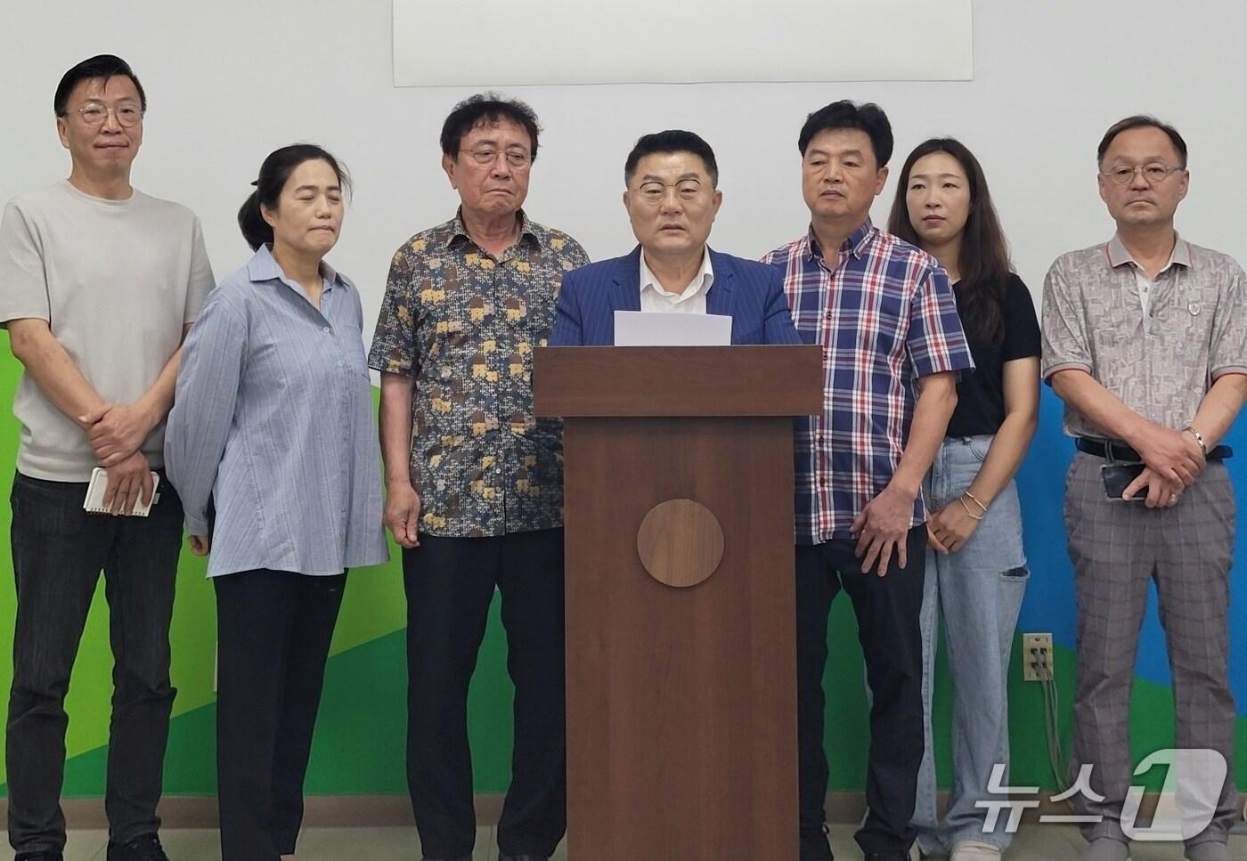 충북 괴산군상인연합회가 20일 괴산군청에서 대형마트 규제완화에 반대하는 기자회견을 하고 있다.2025.8.20.ⓒ 뉴스1 이성기 기자