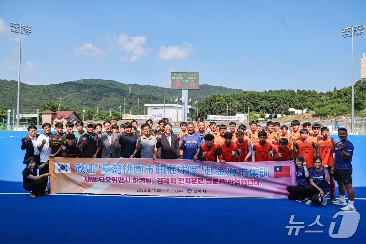 본문 이미지 - 지난 19일 홍태용 김해시장이 김해하키경기장에서 전지 훈련 중인 대만 타오위안시 하키 대표팀을 찾아 격려 하고 있다.&#40;김해시 제공. 재판매 및 DB금지&#41;