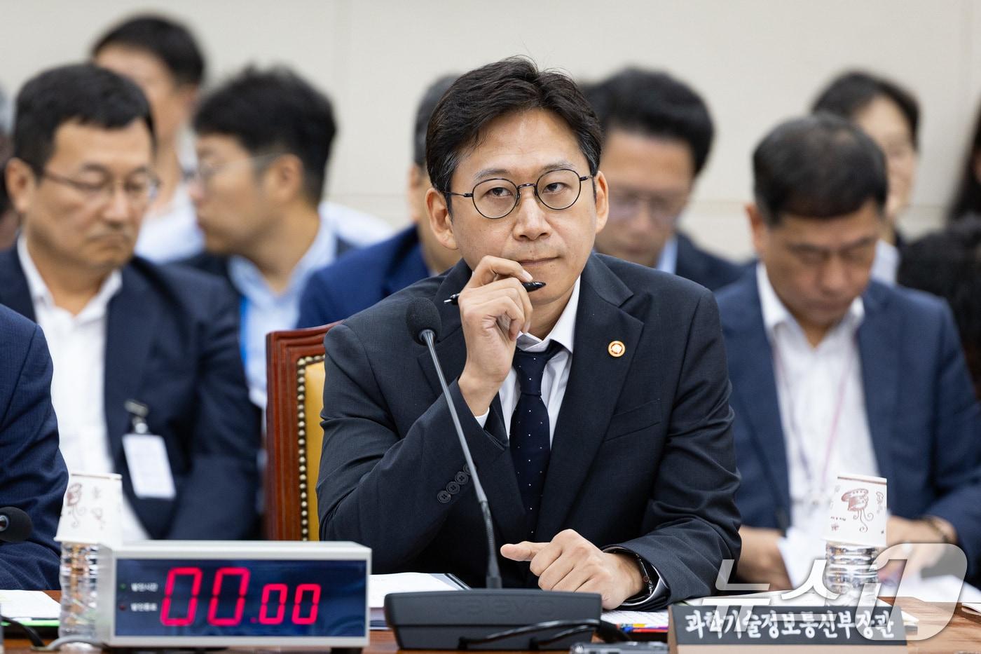 배경훈 과학기술정보통신부 장관이 20일 서울 여의도 국회에서 열린 제428회 국회&#40;임시회&#41; 과학기술정보방송통신위원회 제1차 전체회의에 출석해 개의를 기다리고 있다. 2025.8.20/뉴스1 ⓒ News1 유승관 기자