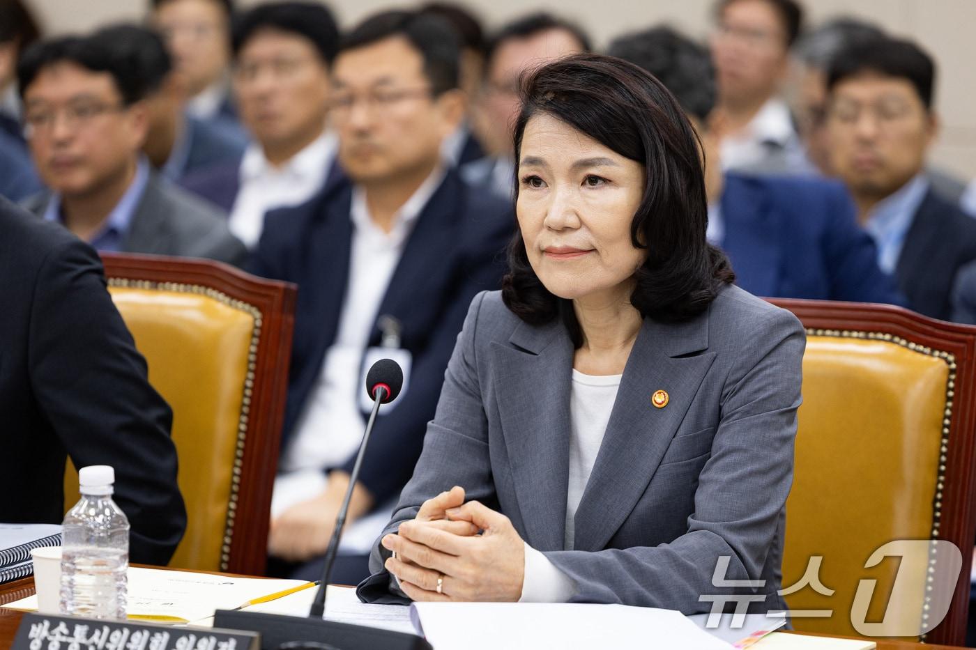 이진숙 방송통신위원장이 20일 서울 여의도 국회에서 열린 제428회 국회&#40;임시회&#41; 과학기술정보방송통신위원회 제1차 전체회의에 출석해 여야 의원들의 의사진행 발언을 지켜보고 있다. ⓒ News1 유승관 기자